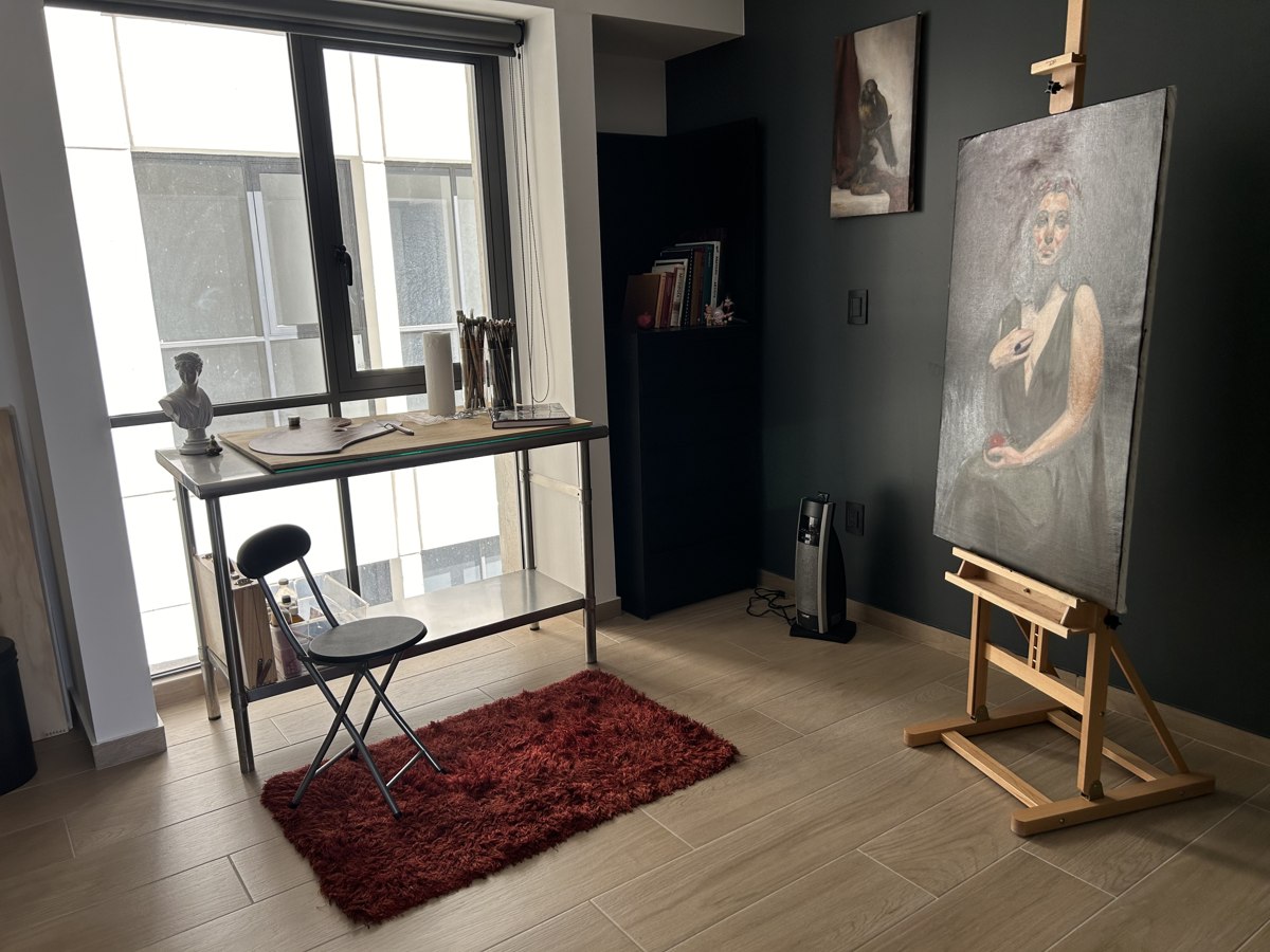 Estudio de Begoña Bertrán con caballete y obra en proceso
